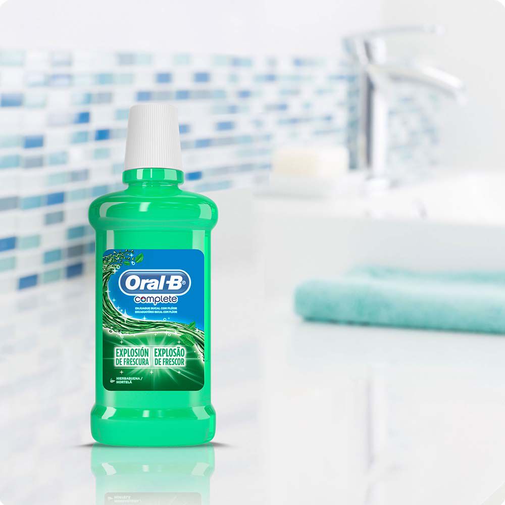 Oral-B-Complete-Enjuague-Bucal-Con-Fluor-Sabor-Hierbabuena-Frasco-X-500mL-imagen-3