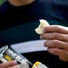 Choco-Snow-Up-Wakeup-Chocolate-Blanco-Relleno-Con-Crema-De-Mani-Sobre-X-40Gr-imagen-3
